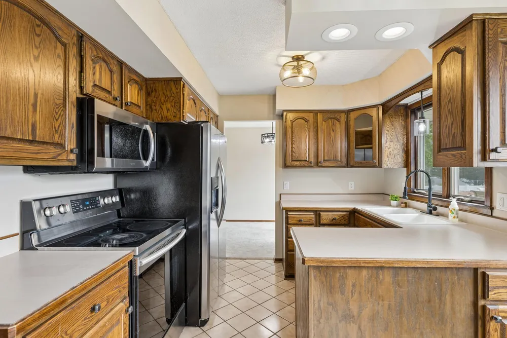 631 Greenway Ave N, Oakdale, MN 55128