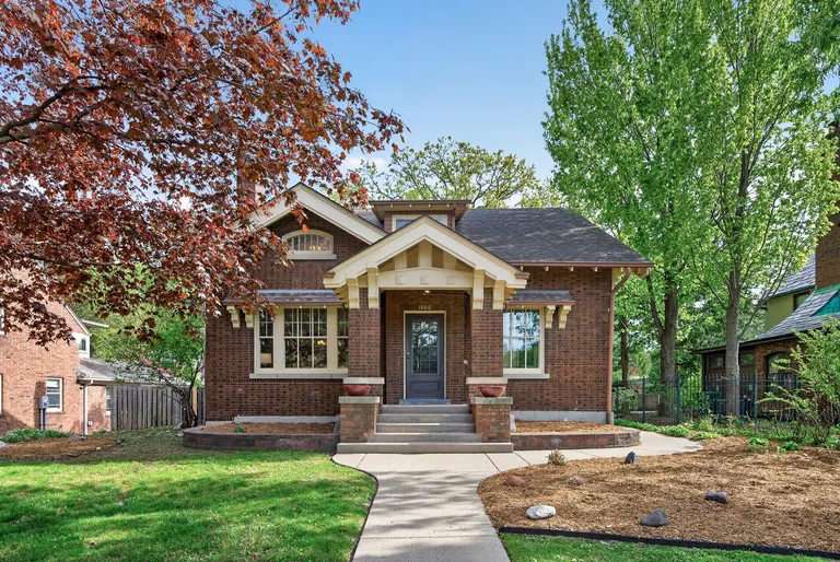 1866 Summit Ave, Saint Paul, MN 55105