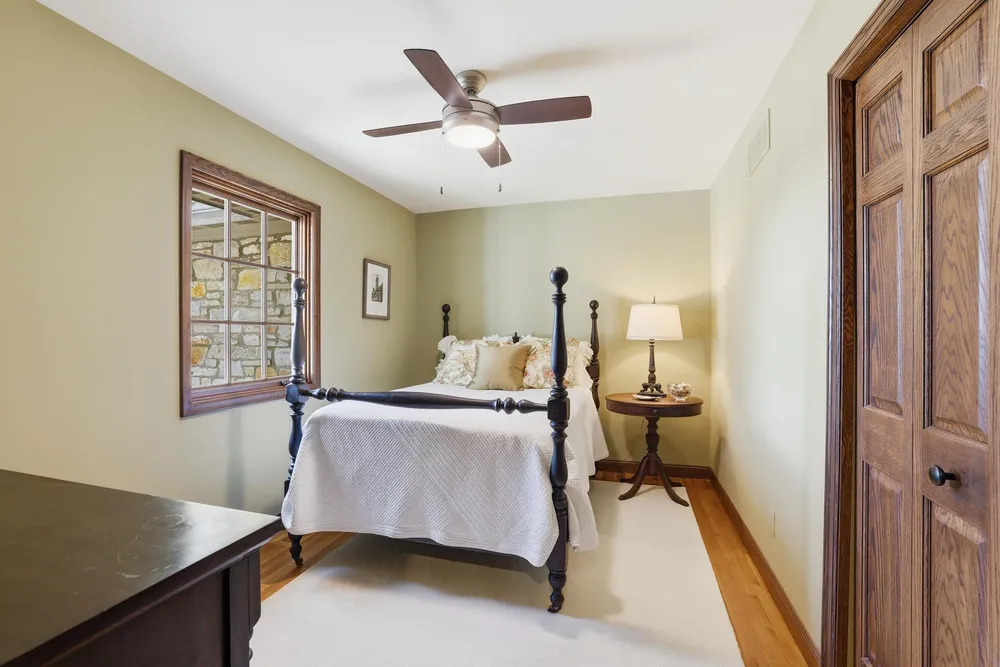 994 Wagon Wheel Trail, Mendota Heights, MN 55120