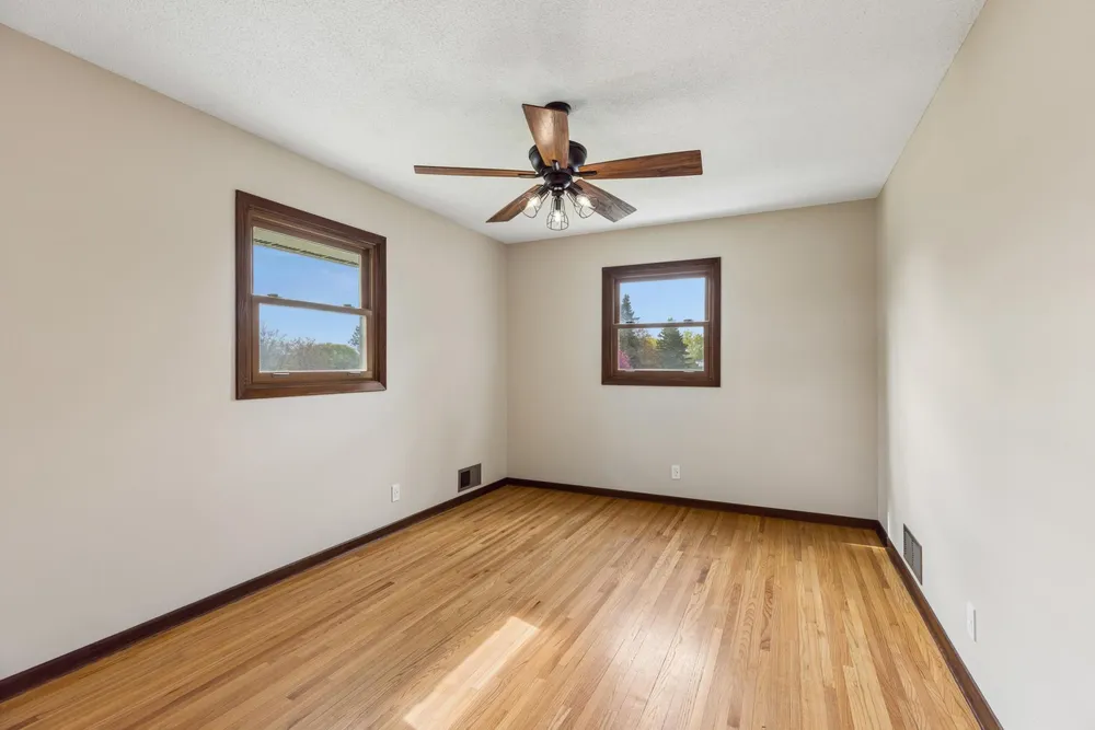 631 Greenway Ave N, Oakdale, MN 55128