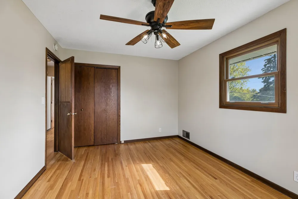 631 Greenway Ave N, Oakdale, MN 55128