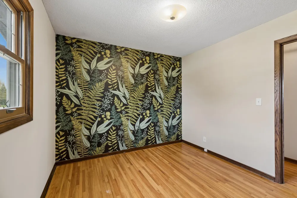 631 Greenway Ave N, Oakdale, MN 55128