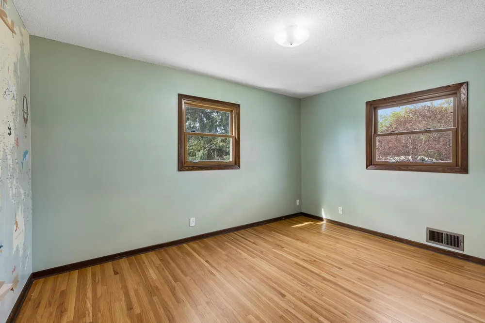 631 Greenway Ave N, Oakdale, MN 55128