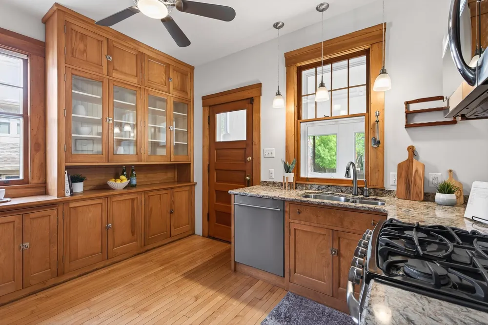 1866 Summit Ave, Saint Paul, MN 55105