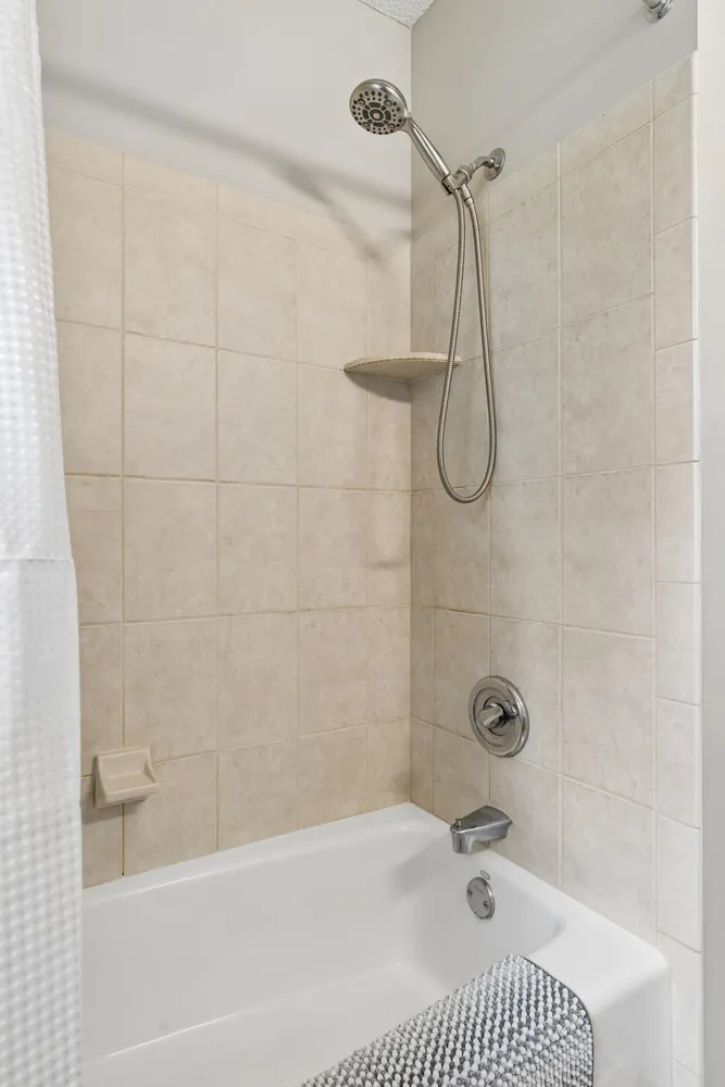 631 Greenway Ave N, Oakdale, MN 55128