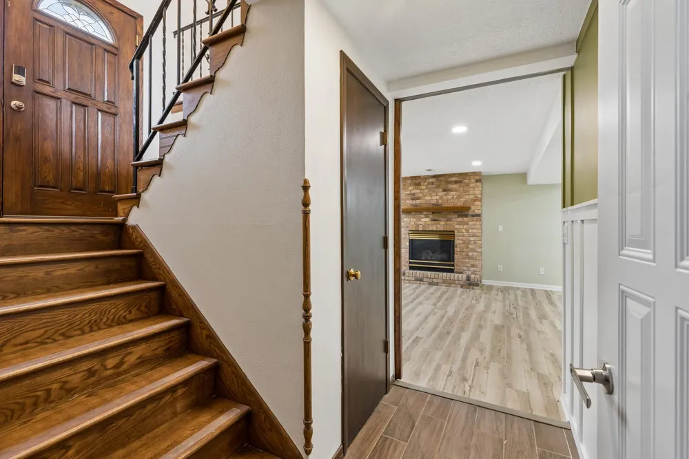 631 Greenway Ave N, Oakdale, MN 55128