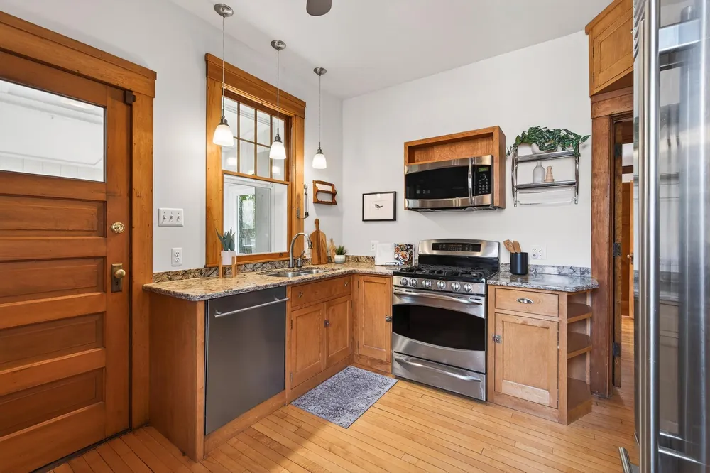 1866 Summit Ave, Saint Paul, MN 55105
