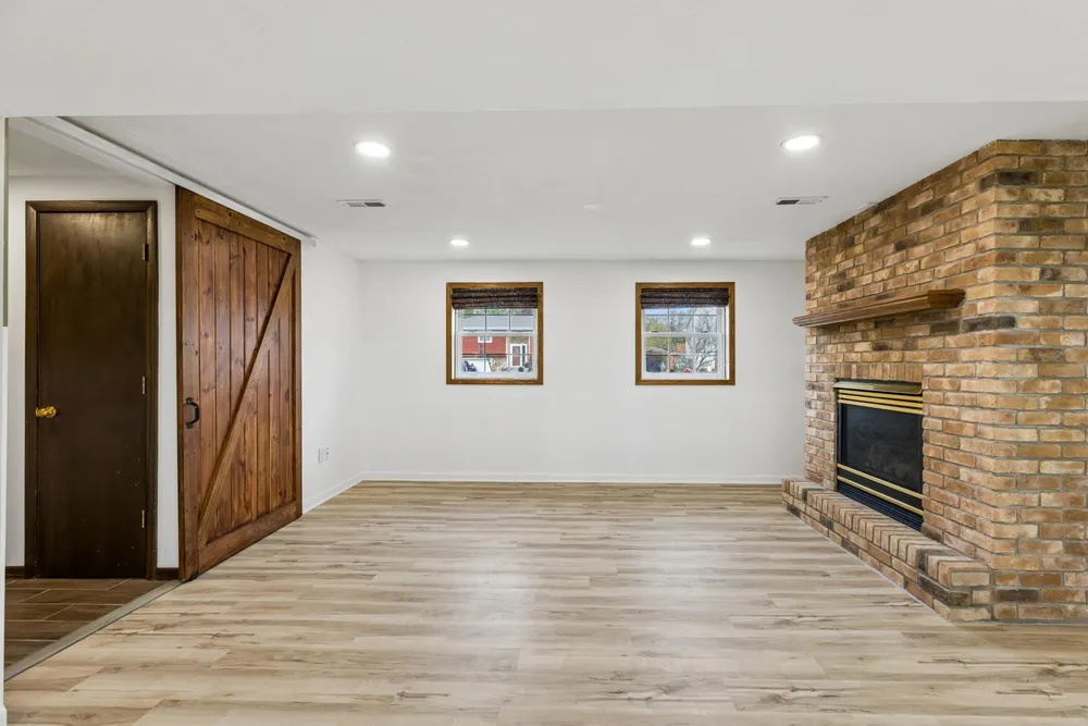 631 Greenway Ave N, Oakdale, MN 55128