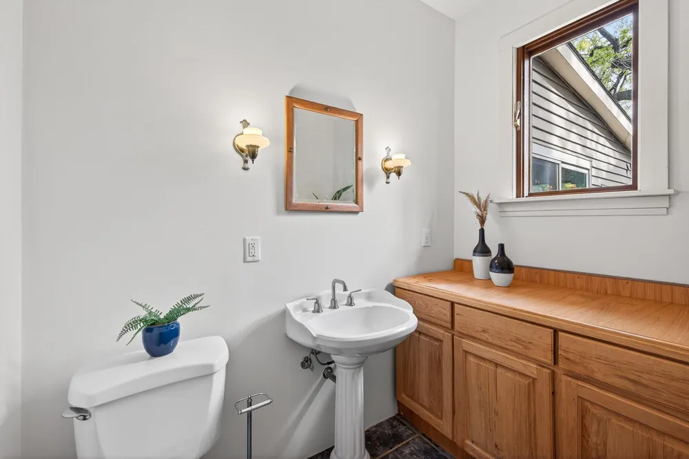 1866 Summit Ave, Saint Paul, MN 55105
