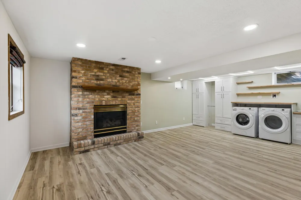 631 Greenway Ave N, Oakdale, MN 55128