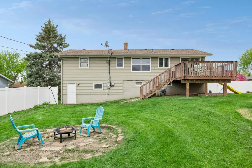 631 Greenway Ave N, Oakdale, MN 55128