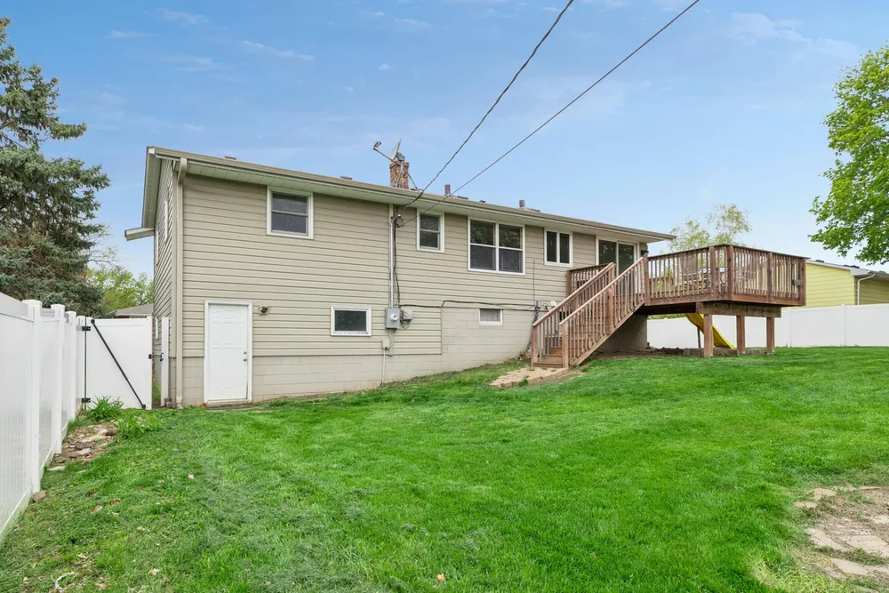 631 Greenway Ave N, Oakdale, MN 55128