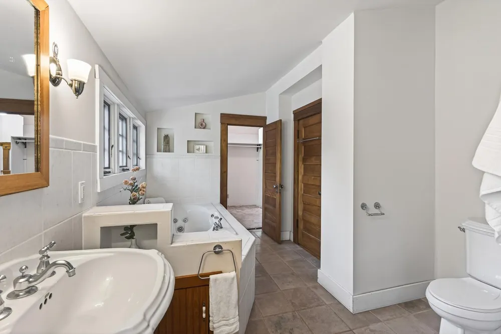 1866 Summit Ave, Saint Paul, MN 55105
