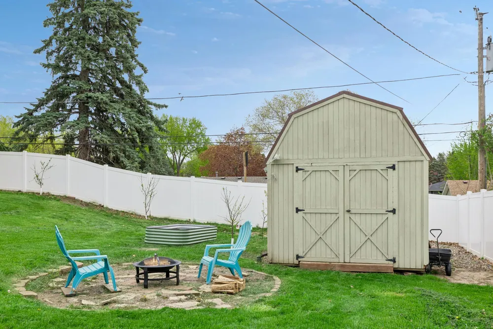 631 Greenway Ave N, Oakdale, MN 55128