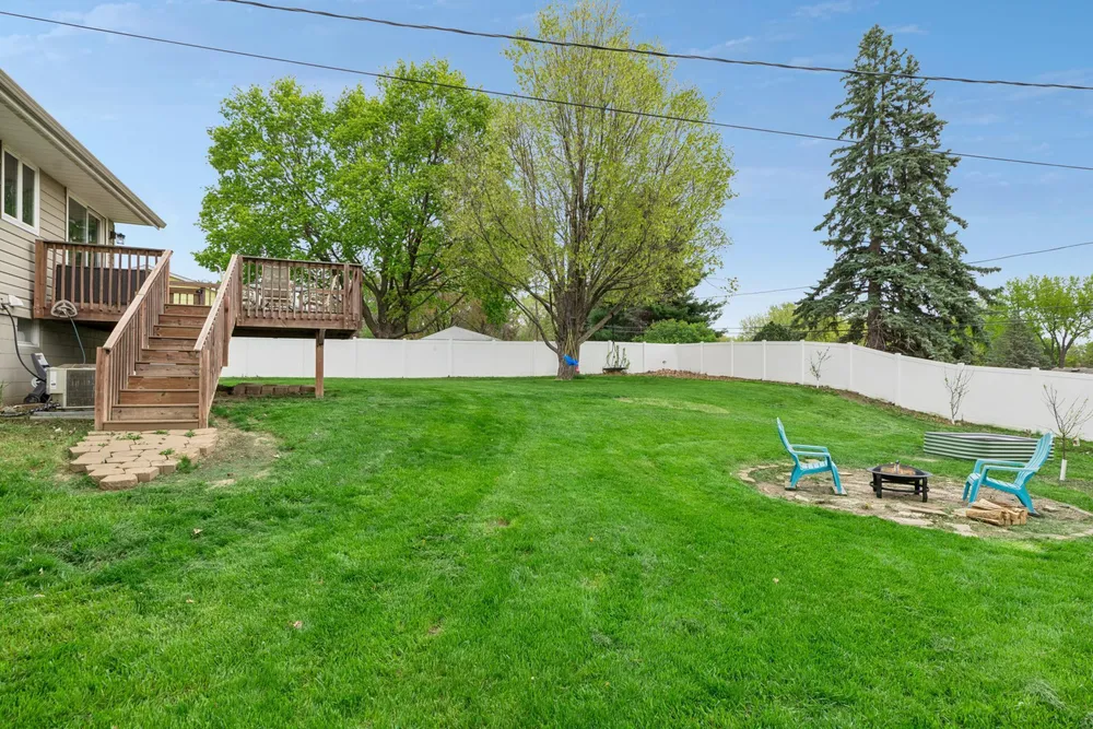 631 Greenway Ave N, Oakdale, MN 55128