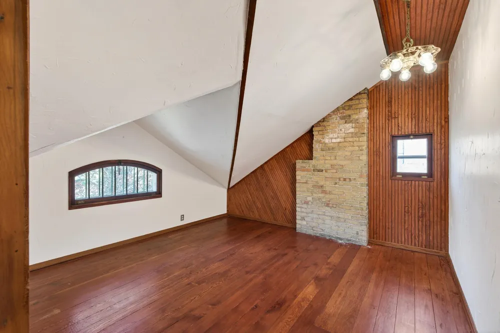 1866 Summit Ave, Saint Paul, MN 55105