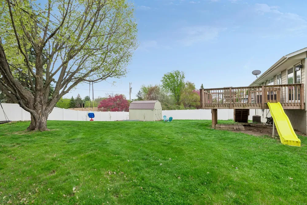 631 Greenway Ave N, Oakdale, MN 55128