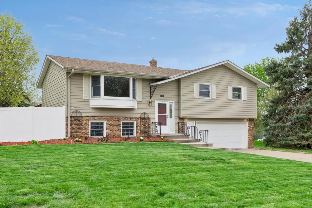 631 Greenway Ave N, Oakdale, MN 55128