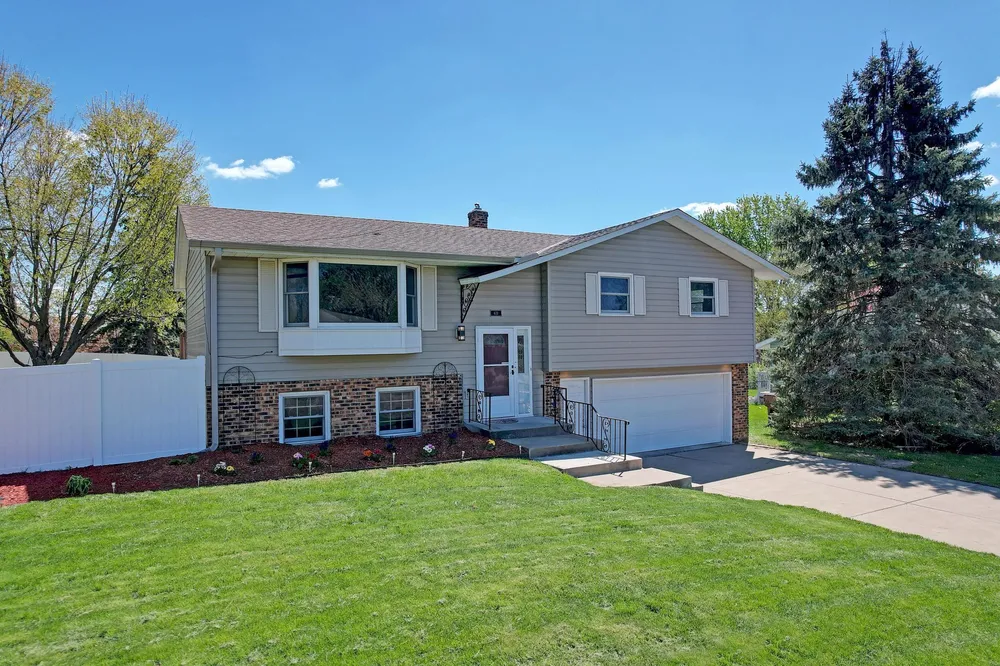 631 Greenway Ave N, Oakdale, MN 55128