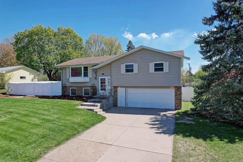 631 Greenway Ave N, Oakdale, MN 55128