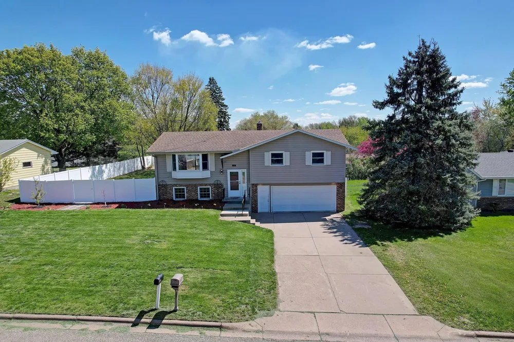 631 Greenway Ave N, Oakdale, MN 55128