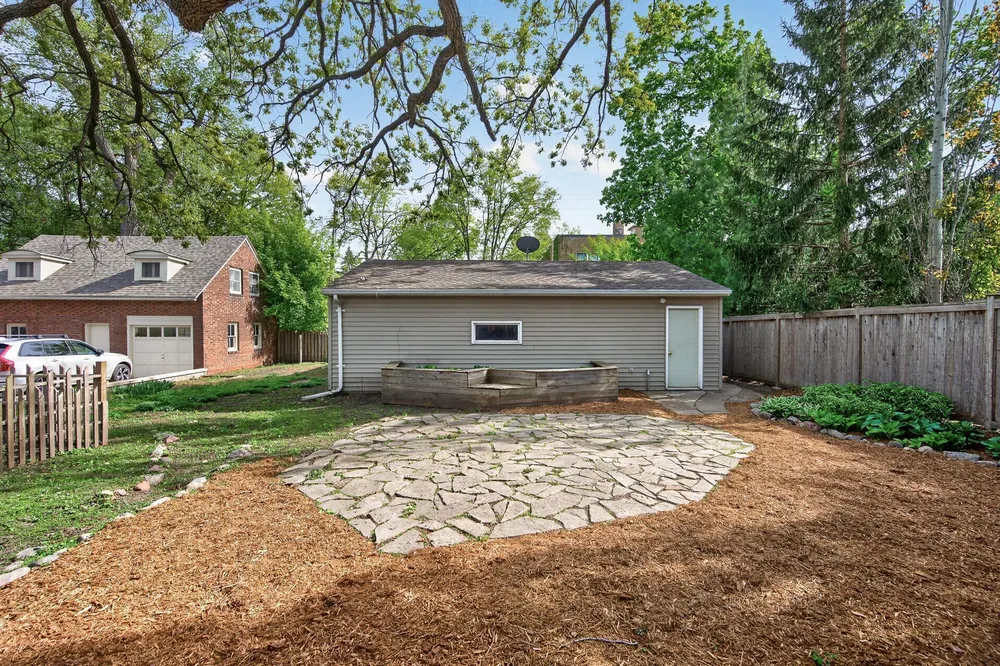 1866 Summit Ave, Saint Paul, MN 55105