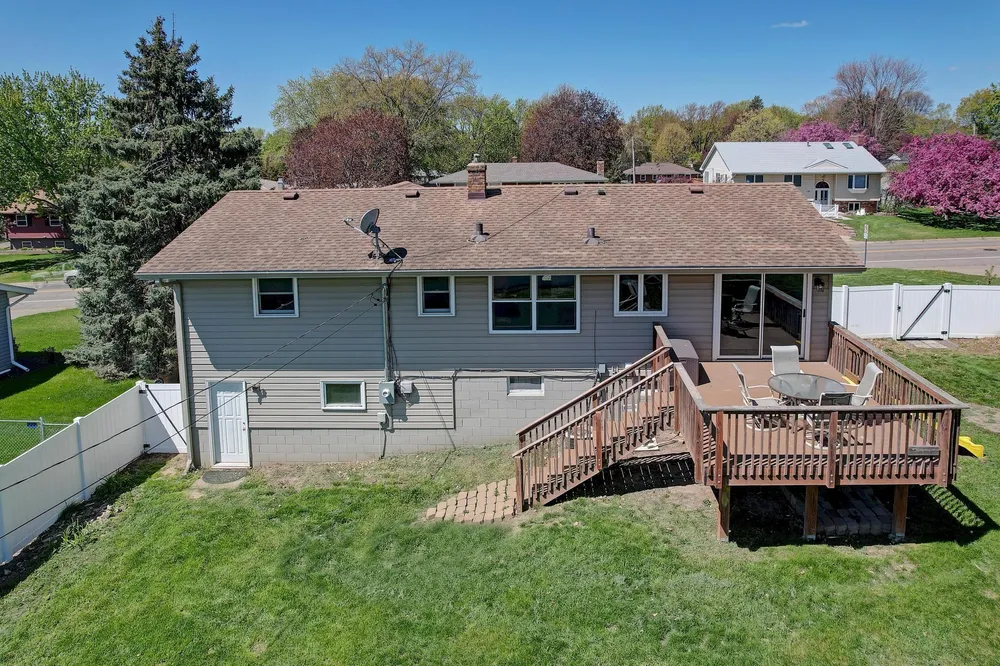 631 Greenway Ave N, Oakdale, MN 55128
