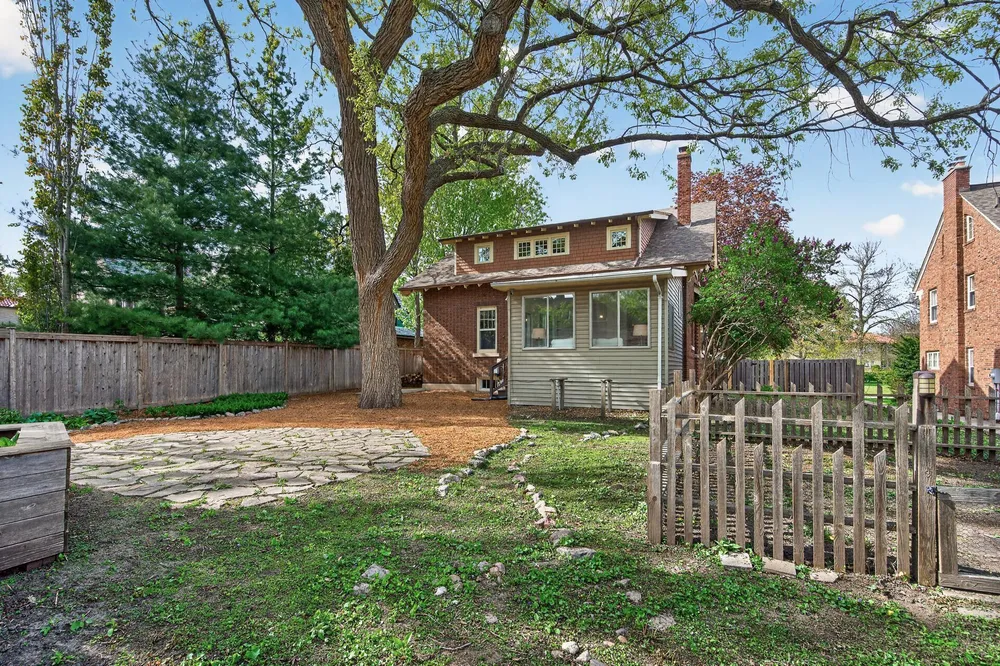 1866 Summit Ave, Saint Paul, MN 55105