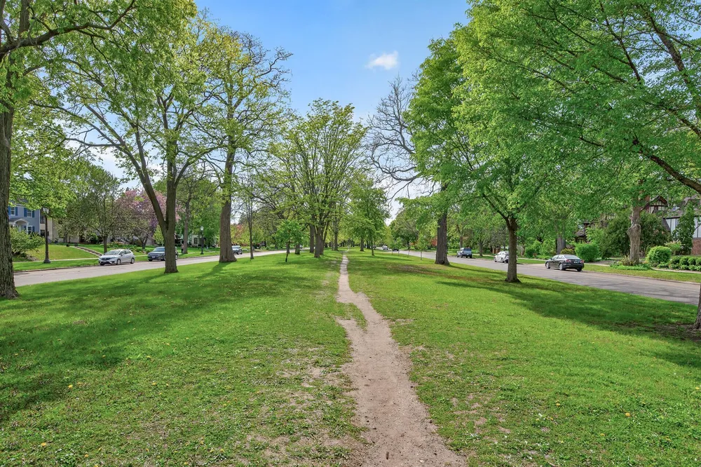 1866 Summit Ave, Saint Paul, MN 55105