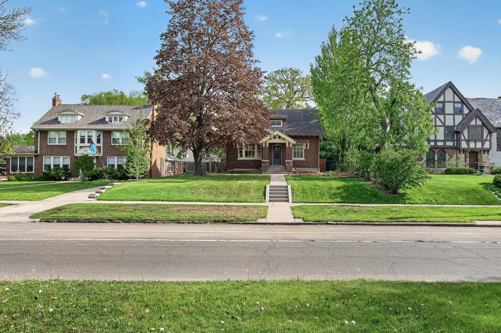 1866 Summit Ave, Saint Paul, MN 55105