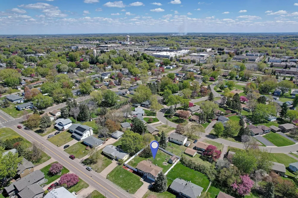 631 Greenway Ave N, Oakdale, MN 55128