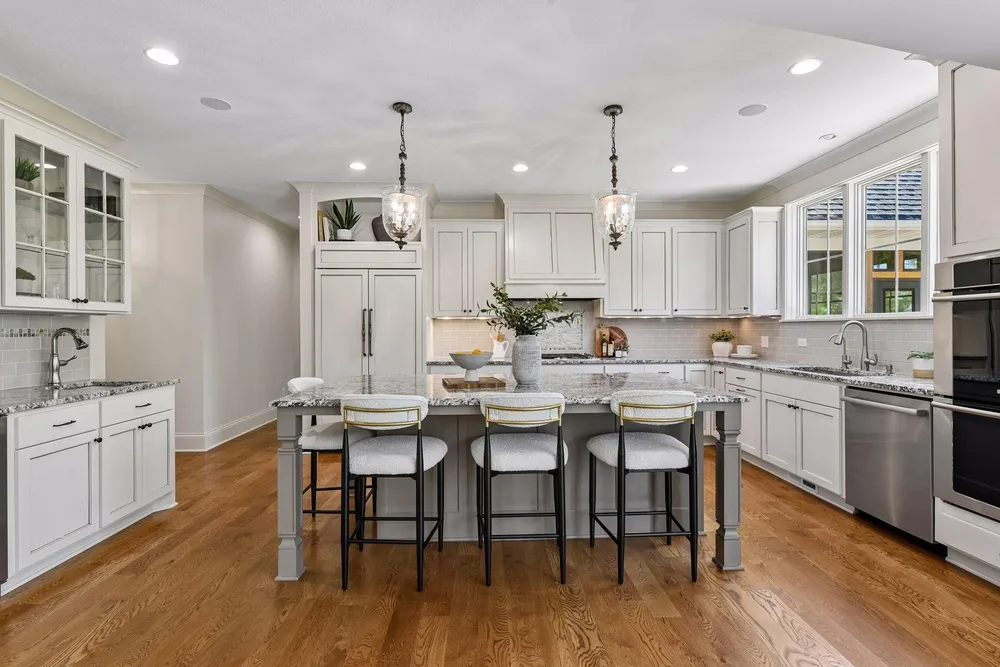 6671 Amberwood Ln, Chanhassen, MN 55317