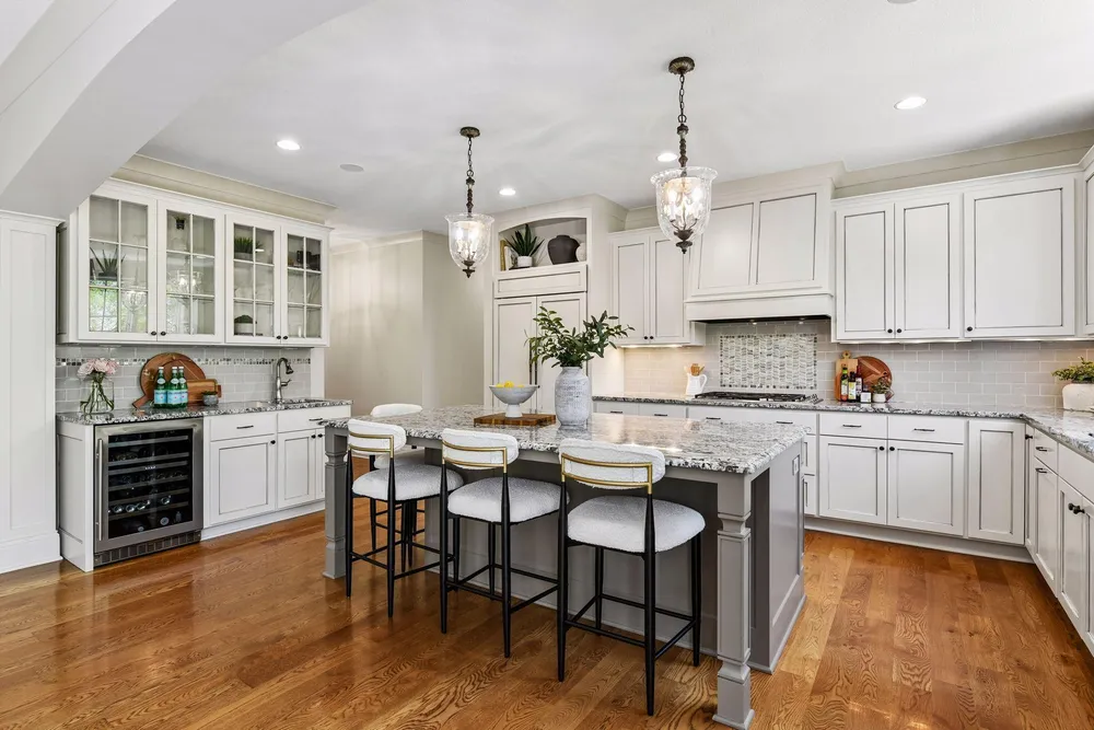6671 Amberwood Ln, Chanhassen, MN 55317