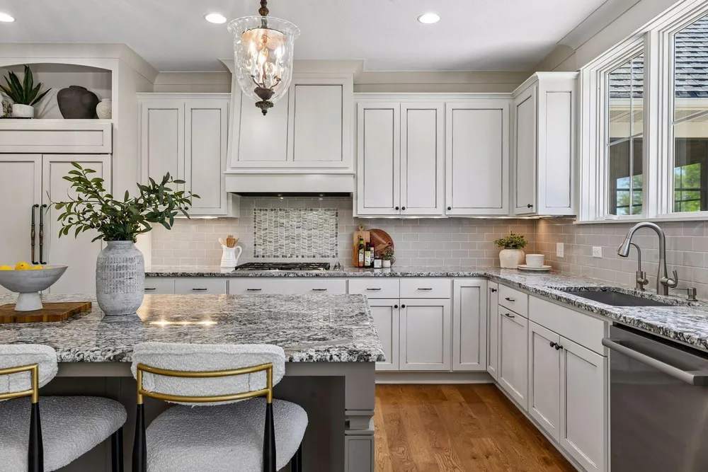 6671 Amberwood Ln, Chanhassen, MN 55317