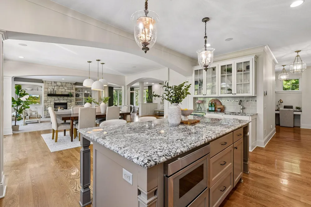 6671 Amberwood Ln, Chanhassen, MN 55317