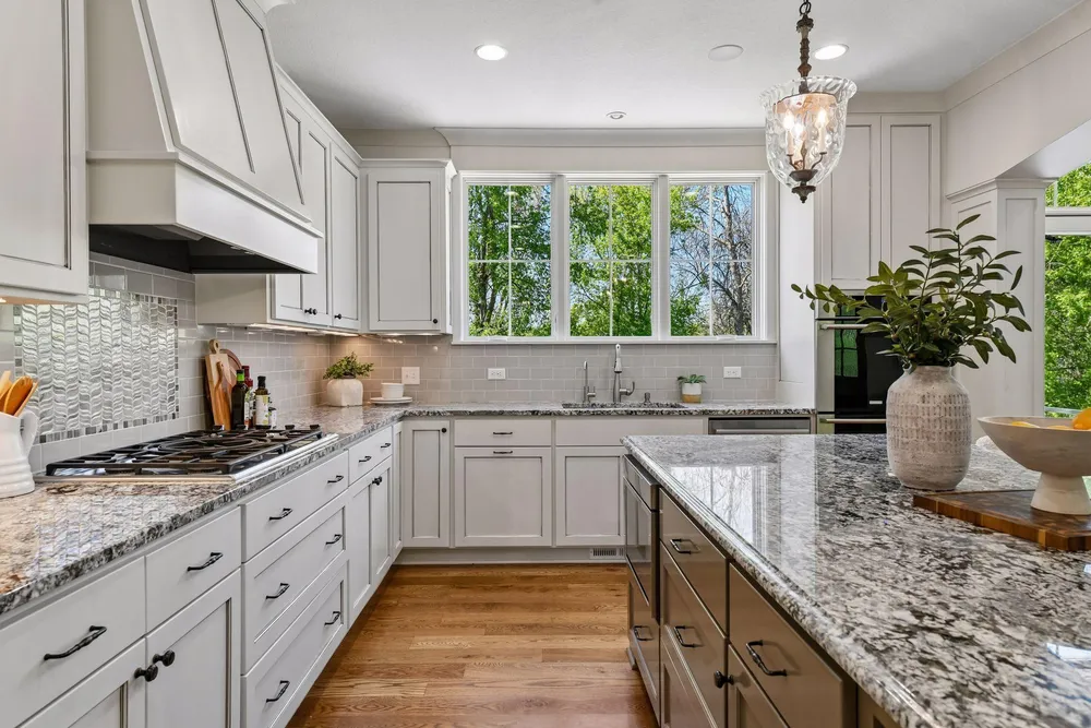 6671 Amberwood Ln, Chanhassen, MN 55317