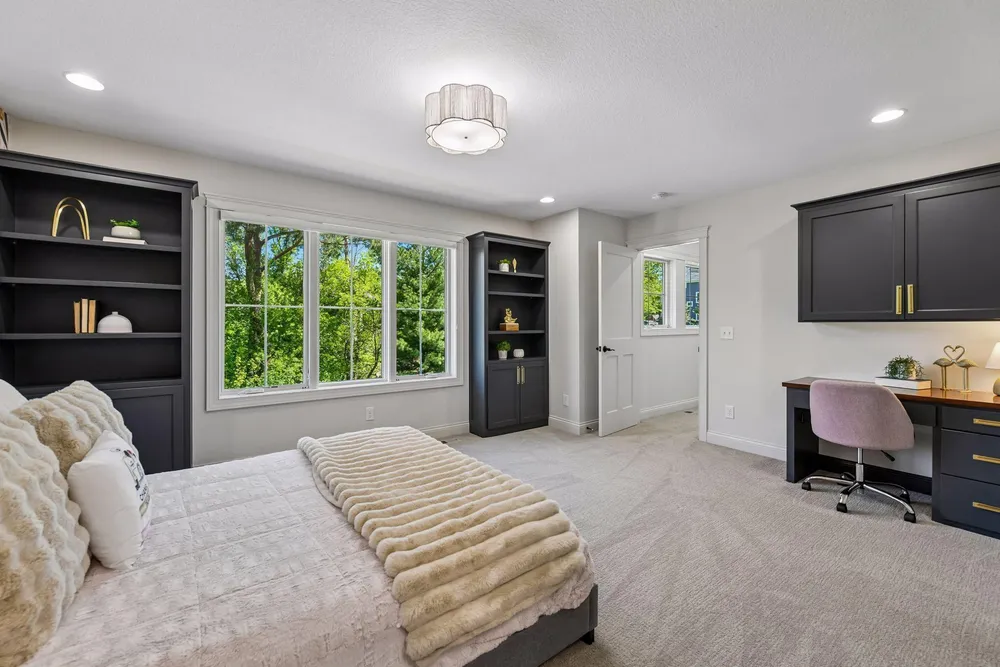 6671 Amberwood Ln, Chanhassen, MN 55317
