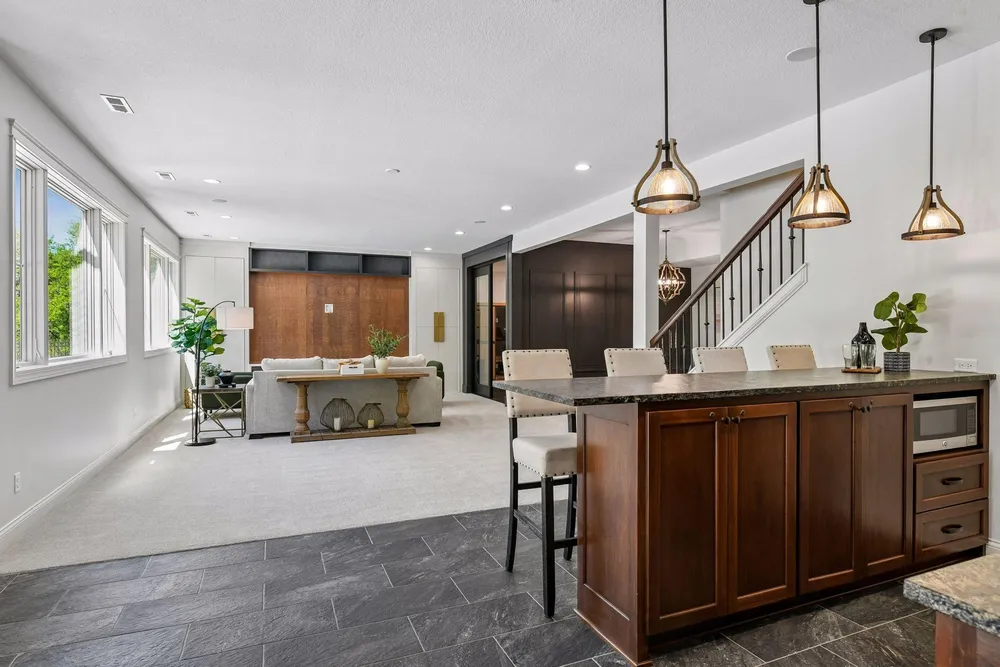 6671 Amberwood Ln, Chanhassen, MN 55317