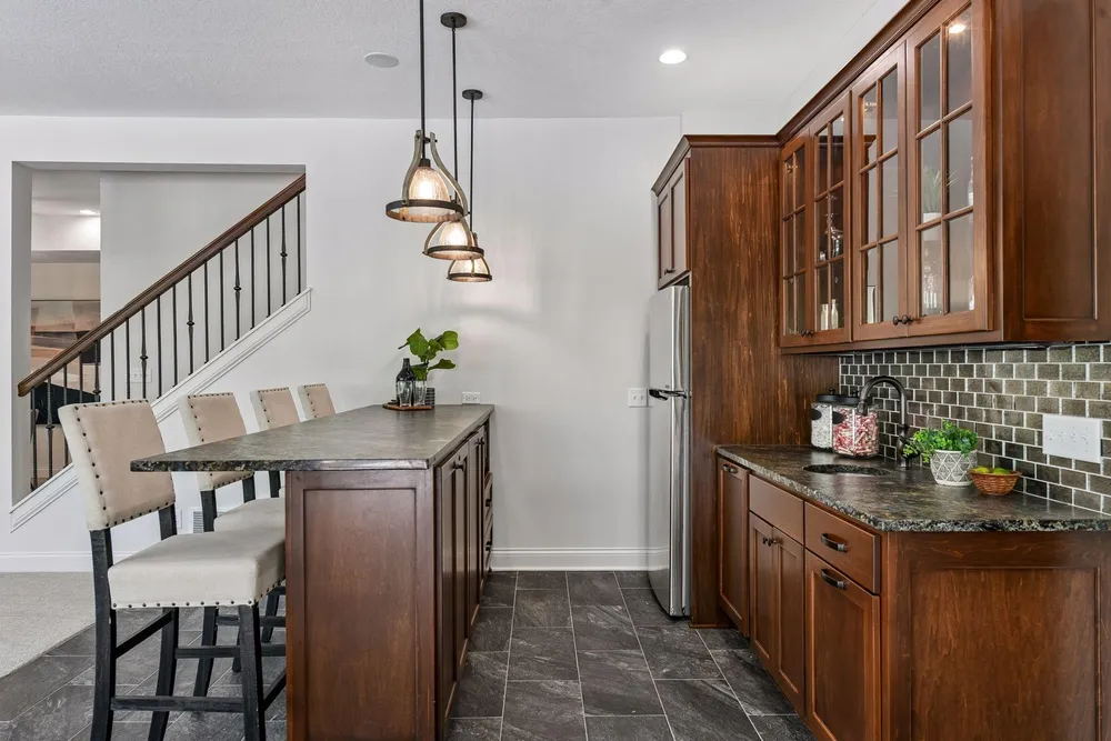 6671 Amberwood Ln, Chanhassen, MN 55317