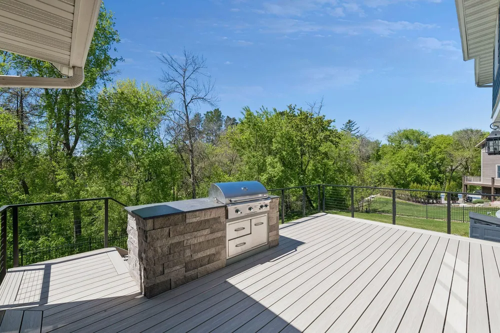 6671 Amberwood Ln, Chanhassen, MN 55317