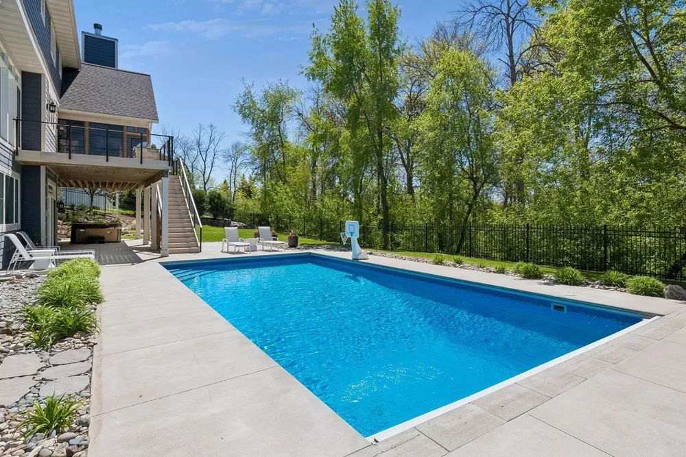 6671 Amberwood Ln, Chanhassen, MN 55317
