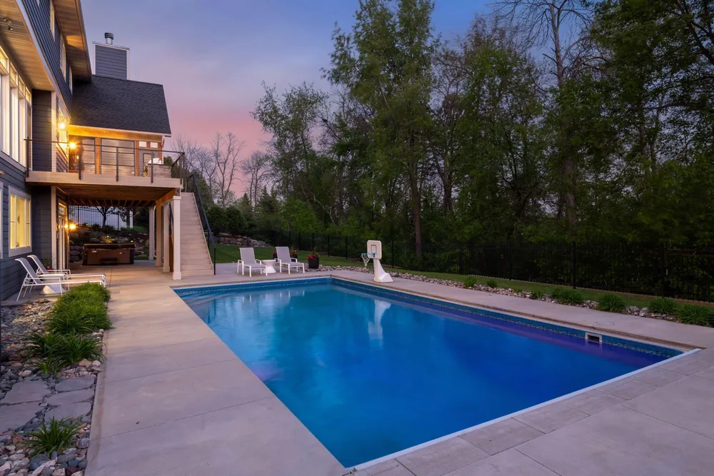 6671 Amberwood Ln, Chanhassen, MN 55317