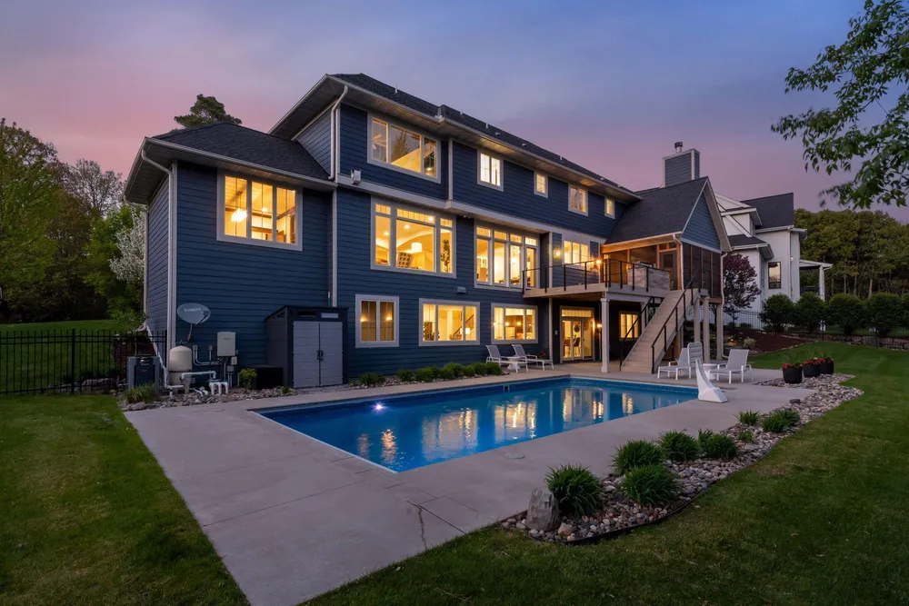 6671 Amberwood Ln, Chanhassen, MN 55317