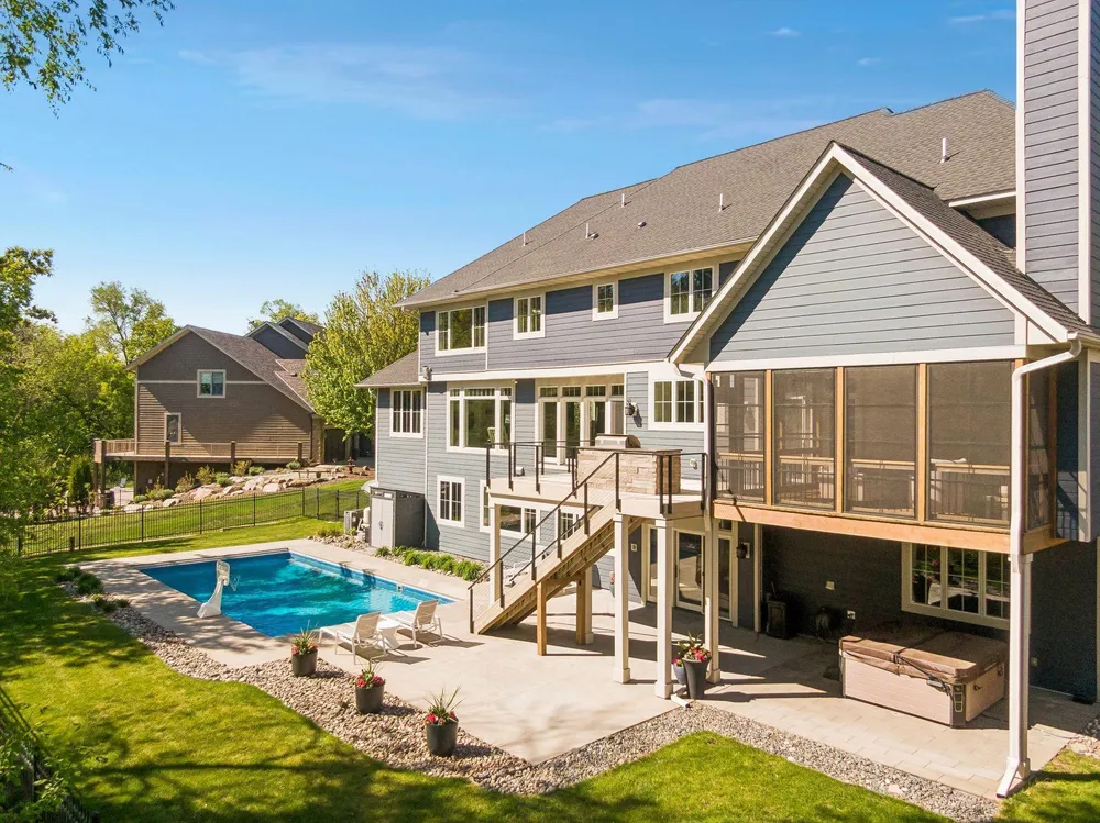 6671 Amberwood Ln, Chanhassen, MN 55317