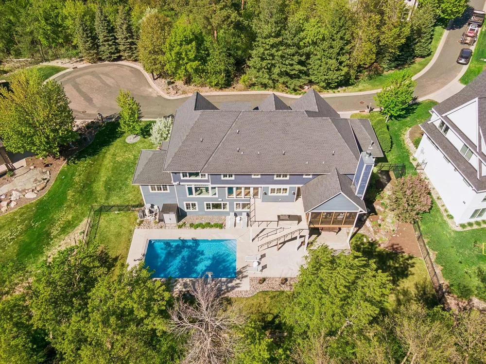 6671 Amberwood Ln, Chanhassen, MN 55317