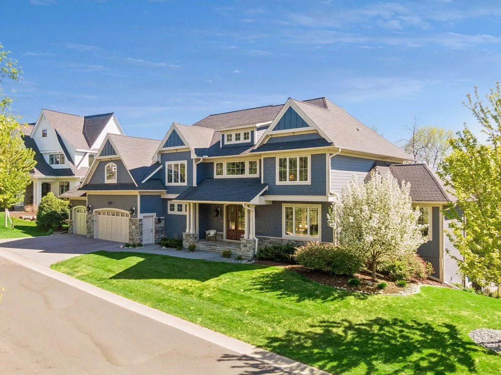 6671 Amberwood Ln, Chanhassen, MN 55317