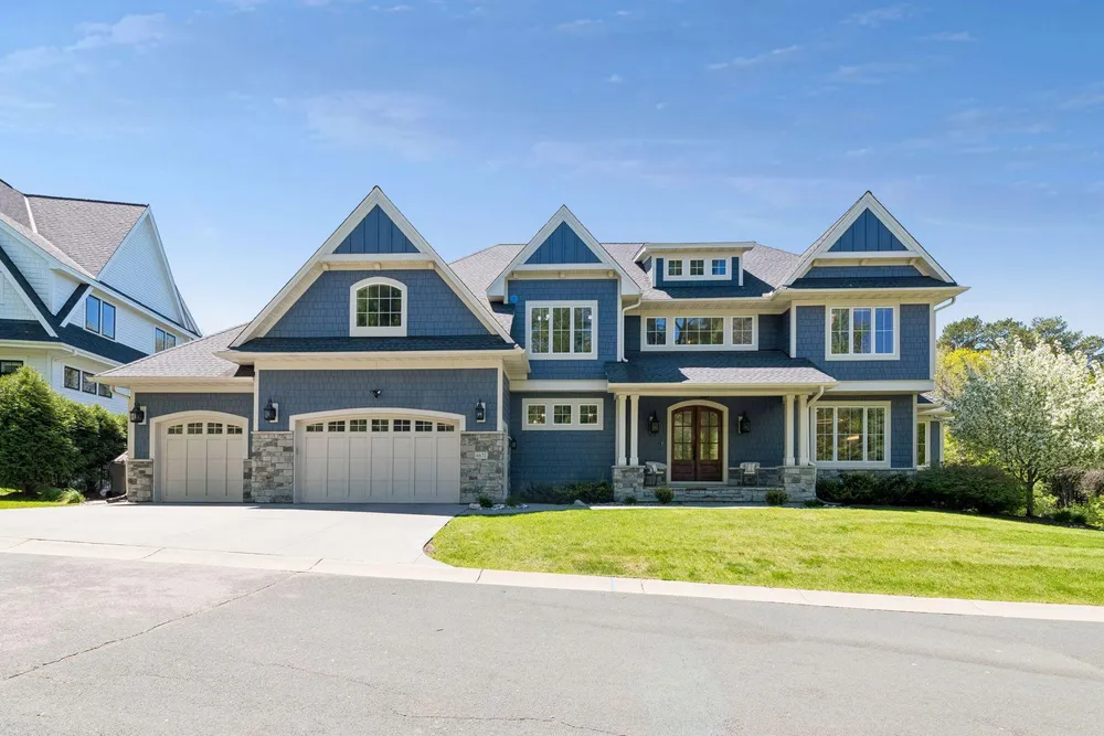 6671 Amberwood Ln, Chanhassen, MN 55317
