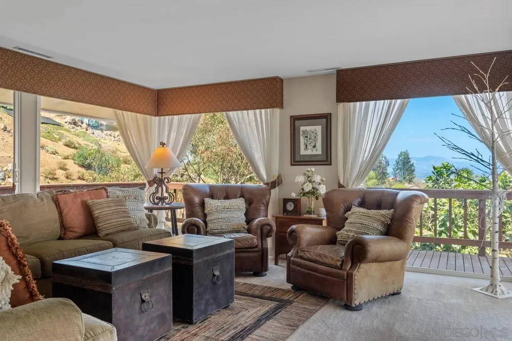 4814 Mount Helix Dr, La Mesa, CA 91941