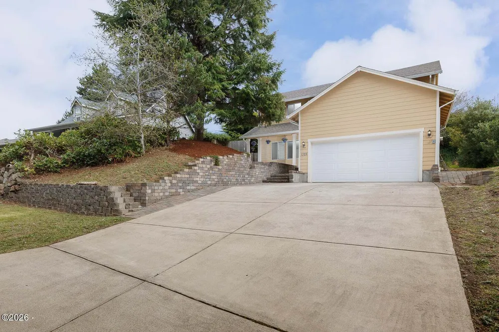 1325 SW Chad Dr, Waldport, OR 97394