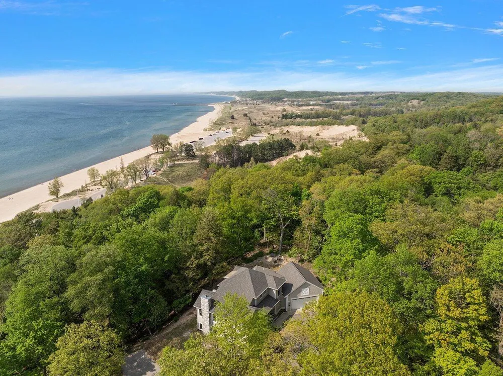690 Dunegrass Circle Dr, Saugatuck, MI 49453